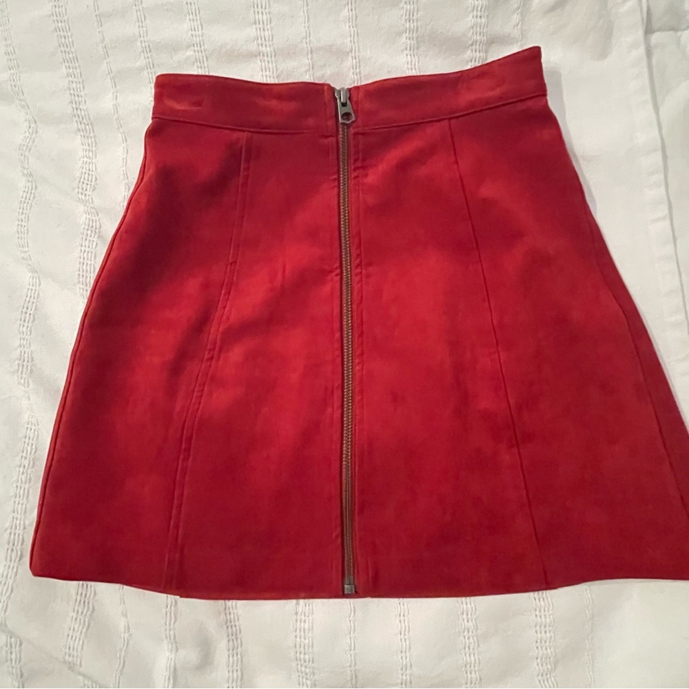 Aritzia Red Burgundy Zippered  Faux Suede Women's Mini Skirt size 0 Wilfred Free